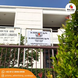 Jasa Produksi Papan Nama Akrilik Dokter di Surabaya Timur